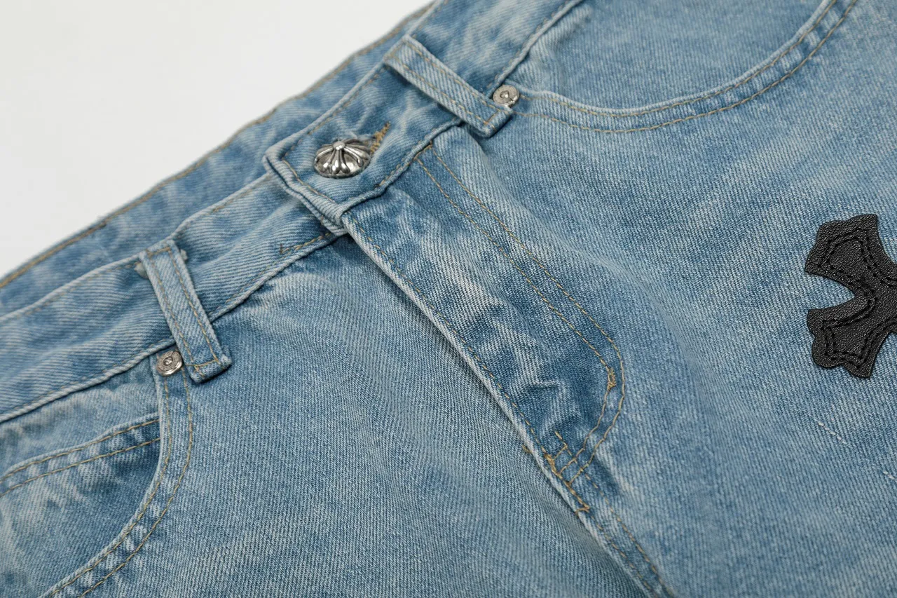 KE972#P240 The only correct leather label version on the market Chrome Hearts CH Cross embroidery distressed jeans Top ceiling quality 100% correct version The correct version is here!  Believe me this must be the best quality you will ever come across! ! Excellent value for money! !  Styles with different washes and textures are very friendly to people with thin legs and thick legs. The straight version is very flattering to the shape of the legs. The moderate length is timeless and easy to match. It is the basis of various styles and a must-have in the wardrobe! ! Add a little stacking to easily control this year's popular clean fit fabric. The fabric is stiff but the upper body is soft without losing texture. The sides and cuffs of some styles have a bone-wash effect. It's really hard not to love it! The outfit effect is immediate! ✅Correctly customize the Croxin metal leather label on the back panel. It is not sold directly with the cross on the finished jeans. 1:1 copying strives for excellence and the details are perfectly grasped. ✅The cross leather label is clear and smooth. Exquisite turning top craftsmanship. ✅Buttons, zippers and hardware are all customized versions of the Croxin LOGO. ✅High-cost washing process. Size: 28 30 32 34 36 (5 sizes)